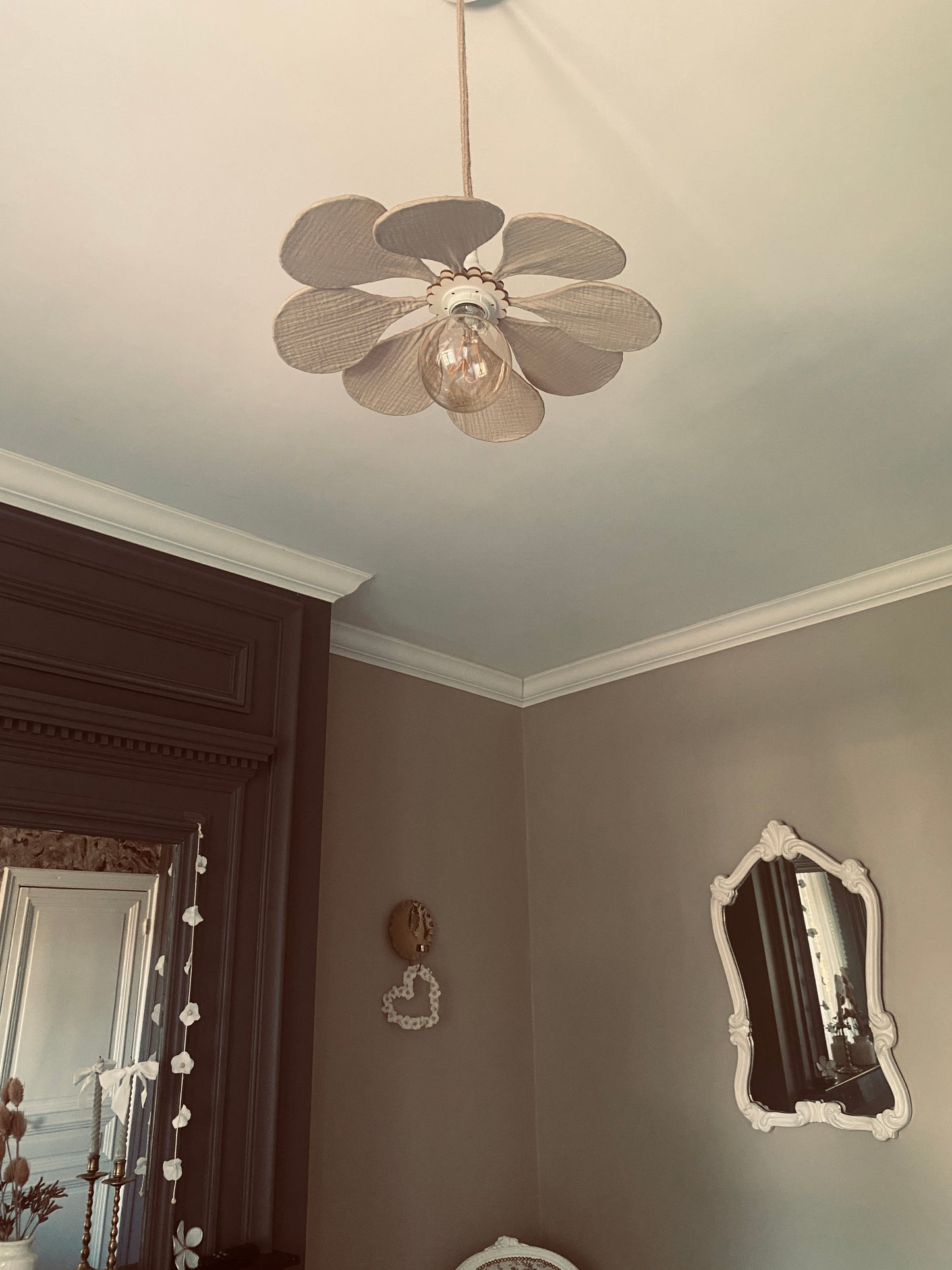 Suspension Violette gaze de coton beige