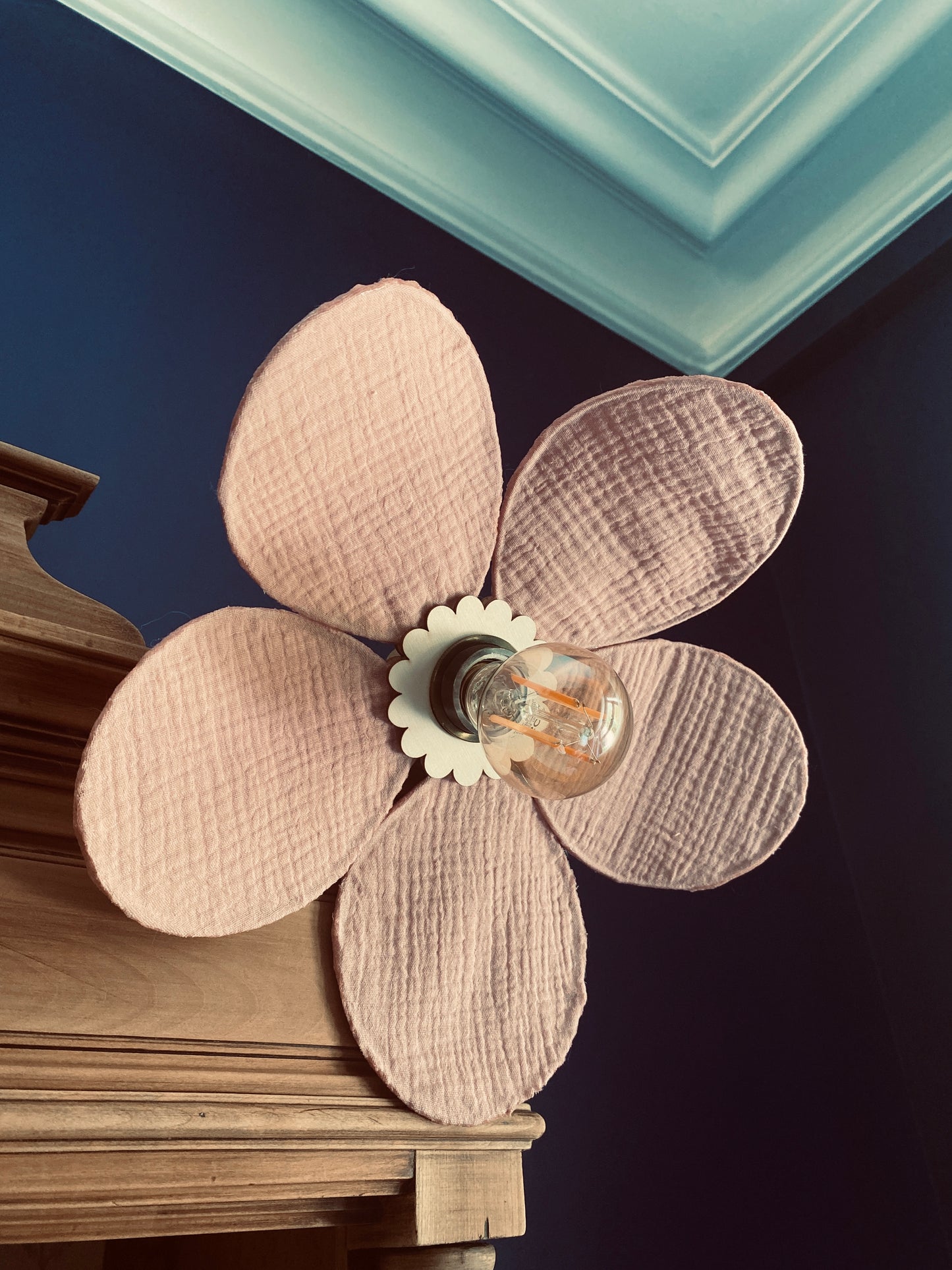 Lampe Rosalie gaze de coton rose tendre