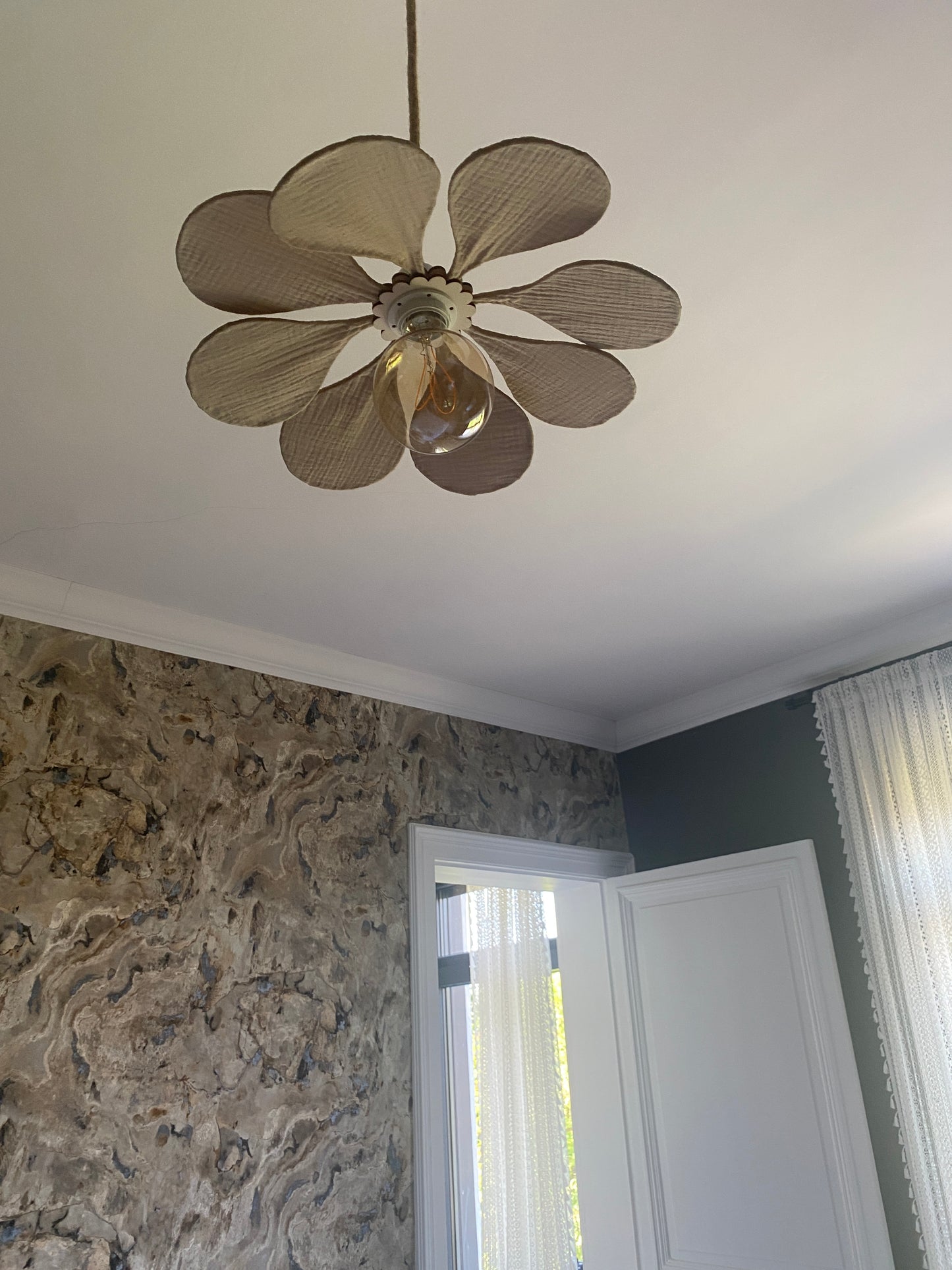 Suspension Violette gaze de coton beige