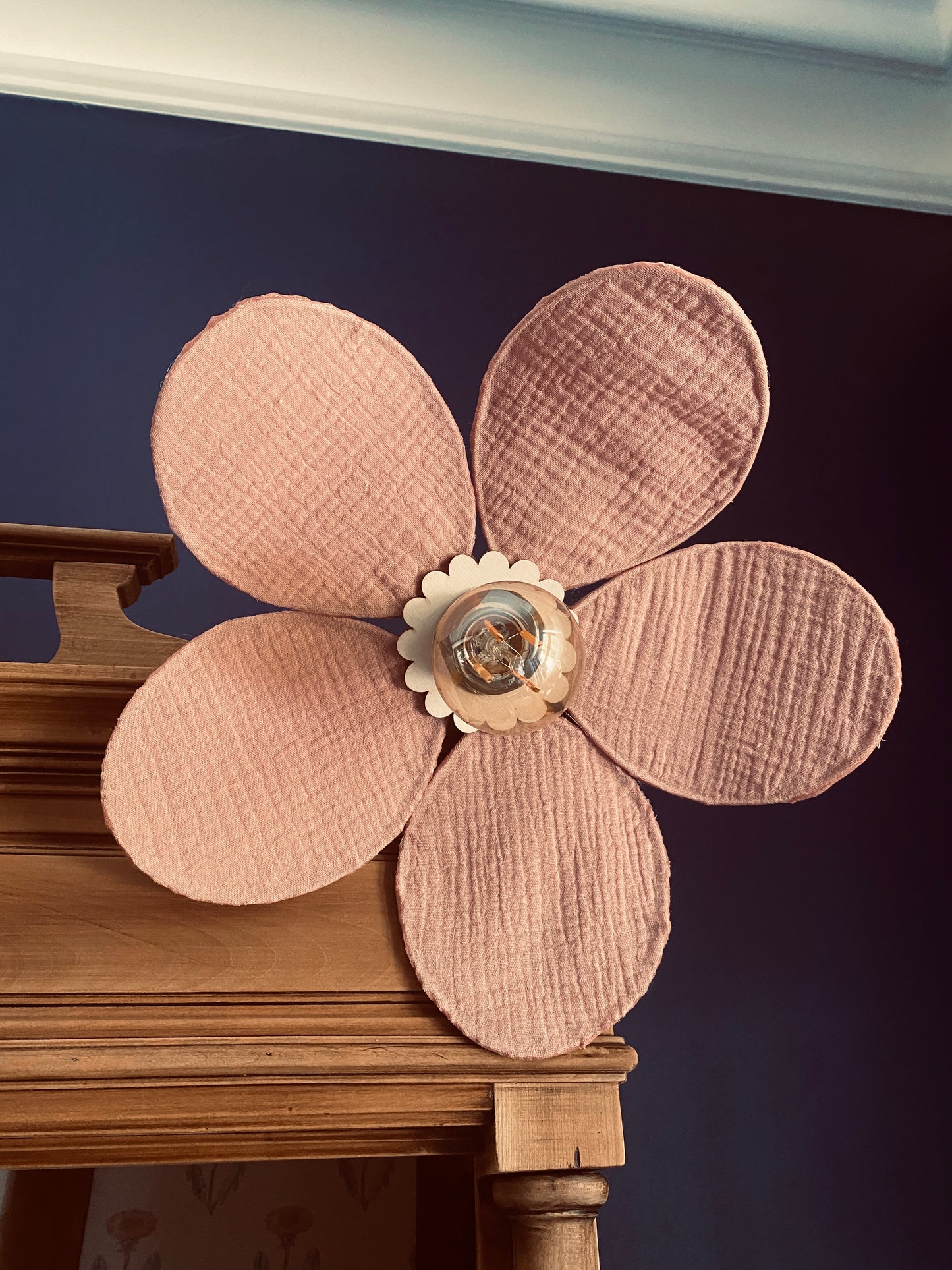 Lampe Rosalie gaze de coton rose tendre