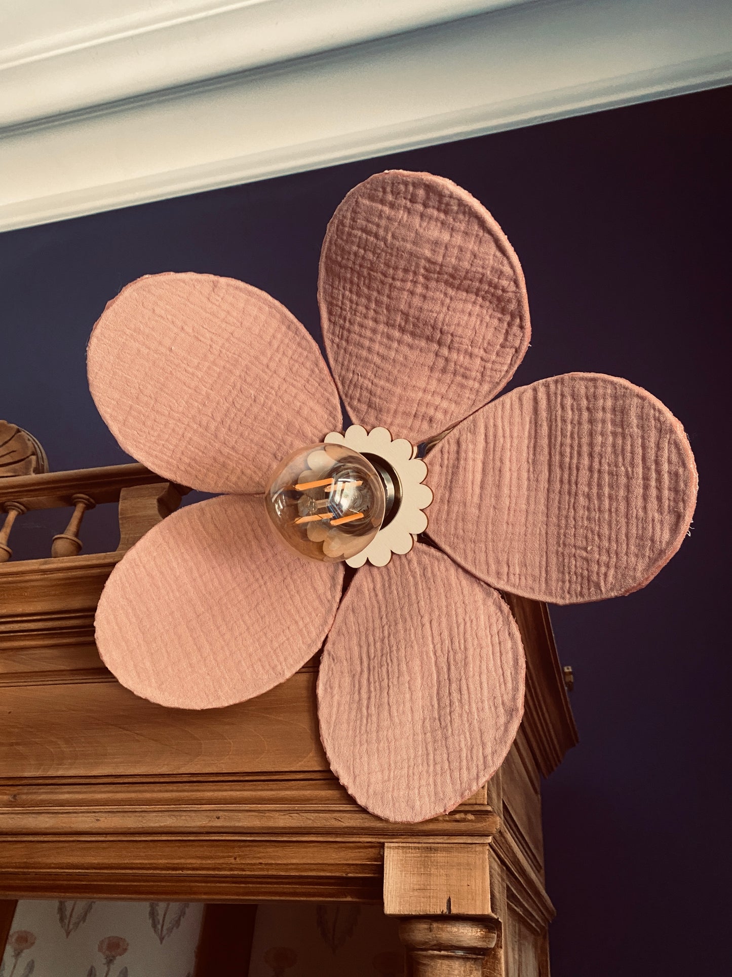 Lampe Rosalie gaze de coton rose tendre