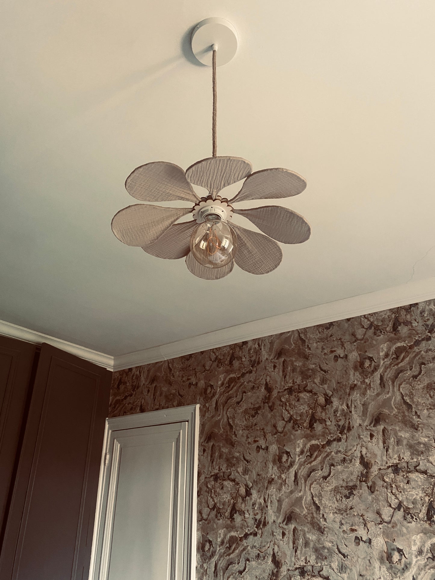 Suspension Violette gaze de coton beige