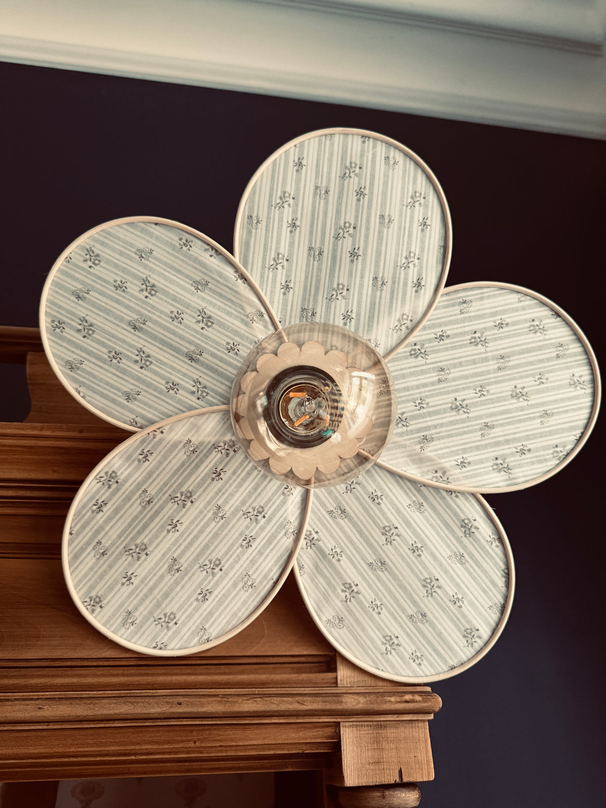 Anna – Lampe en coton fleuri blanc & beige | rotin naturel & douceur intemporelle