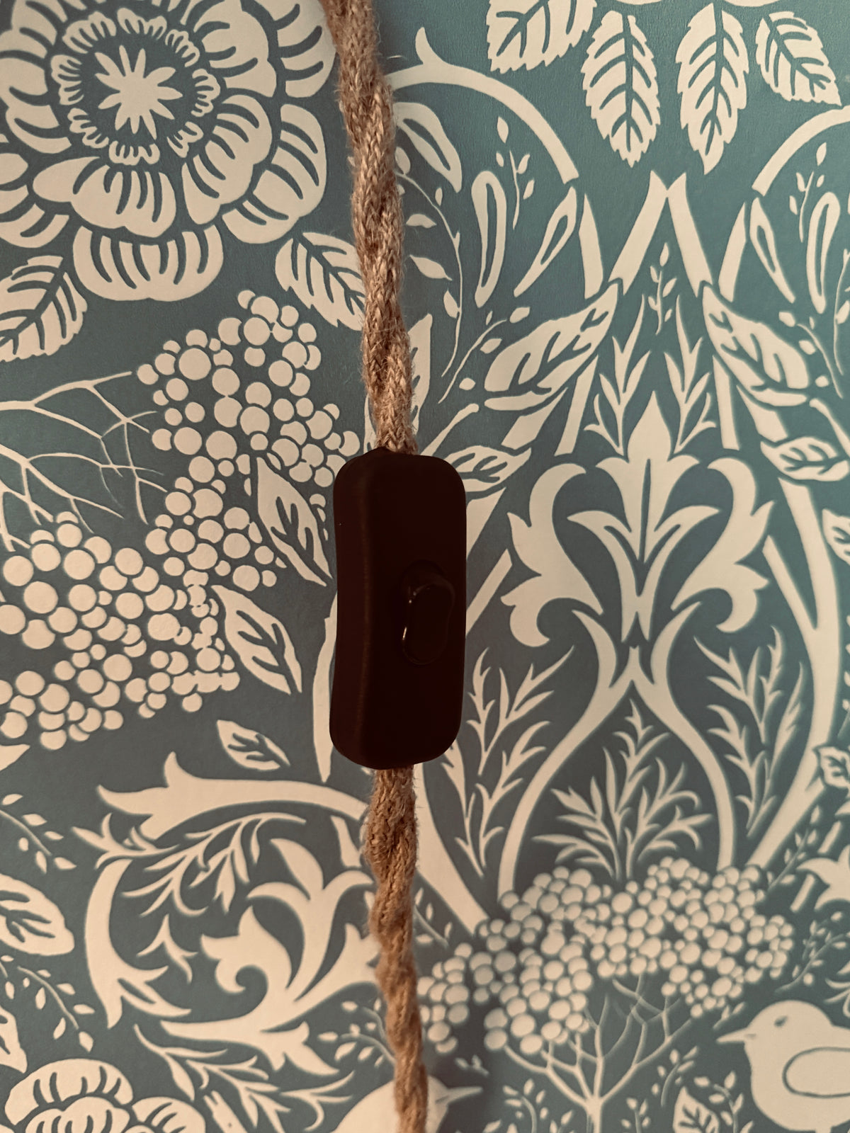 Anna – Lampe en coton fleuri blanc & beige | rotin naturel & douceur intemporelle