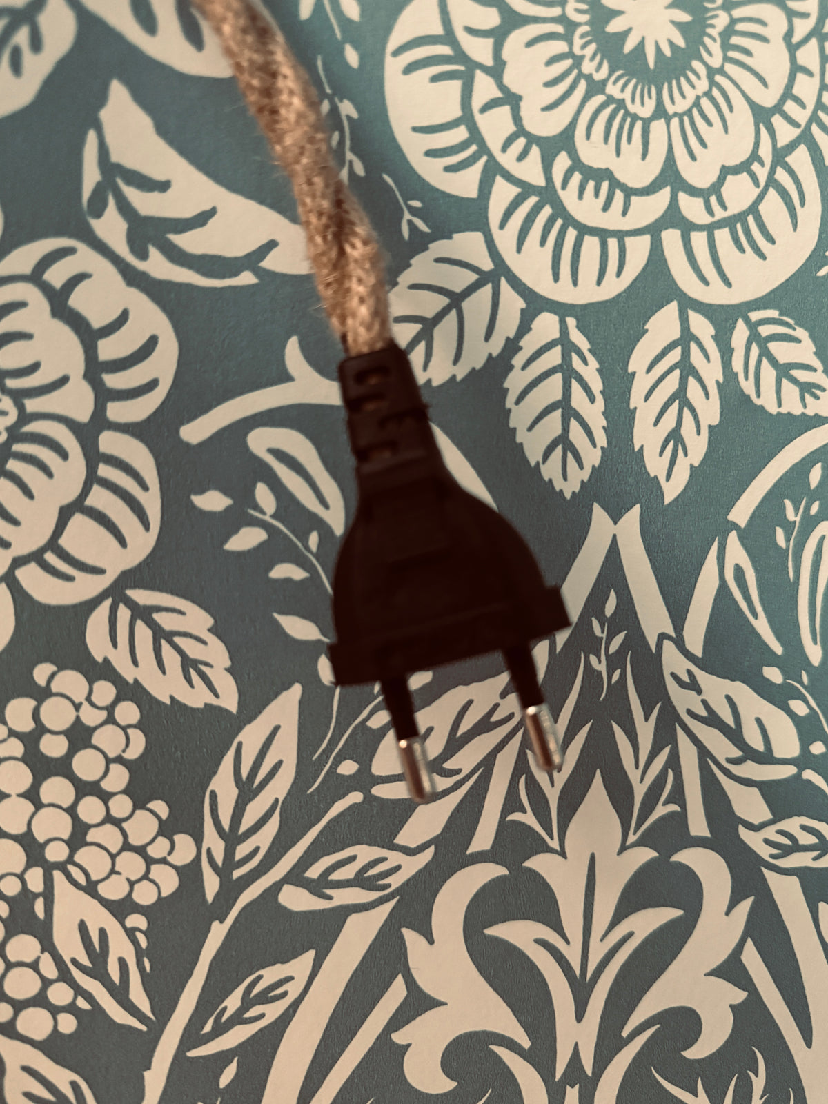 Anna – Lampe en coton fleuri blanc & beige | rotin naturel & douceur intemporelle
