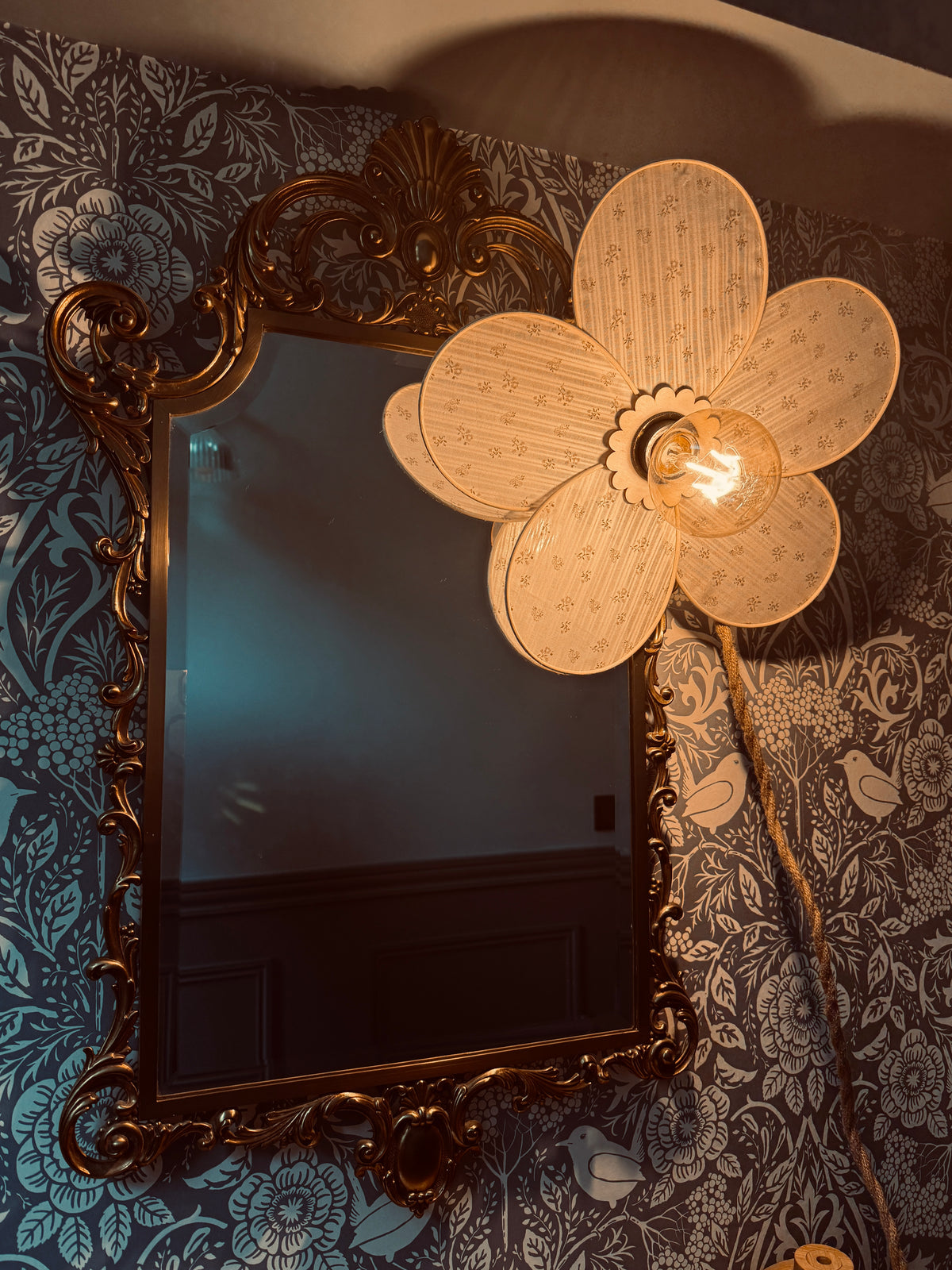 Anna – Lampe en coton fleuri blanc & beige | rotin naturel & douceur intemporelle