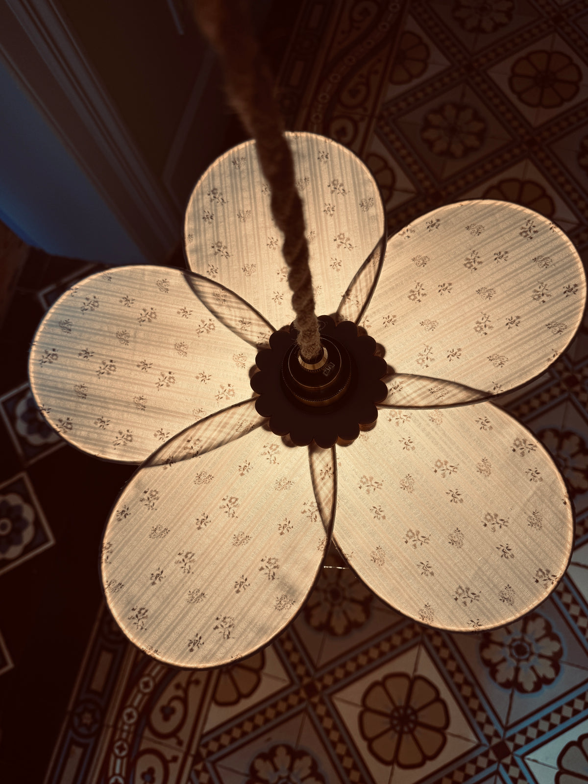 Anna – Lampe en coton fleuri blanc & beige | rotin naturel & douceur intemporelle