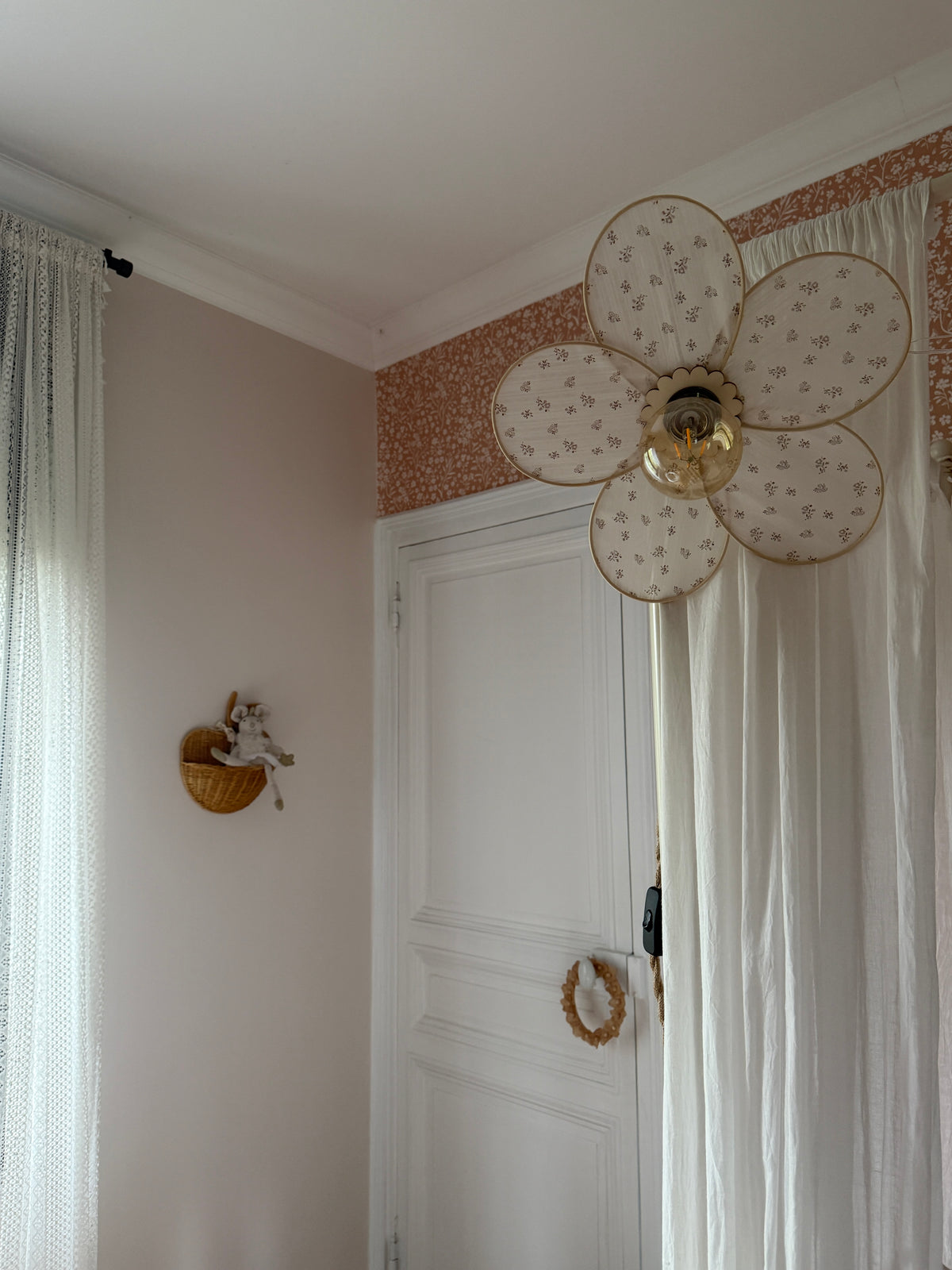 Anna – Lampe en coton fleuri blanc & beige | rotin naturel & douceur intemporelle